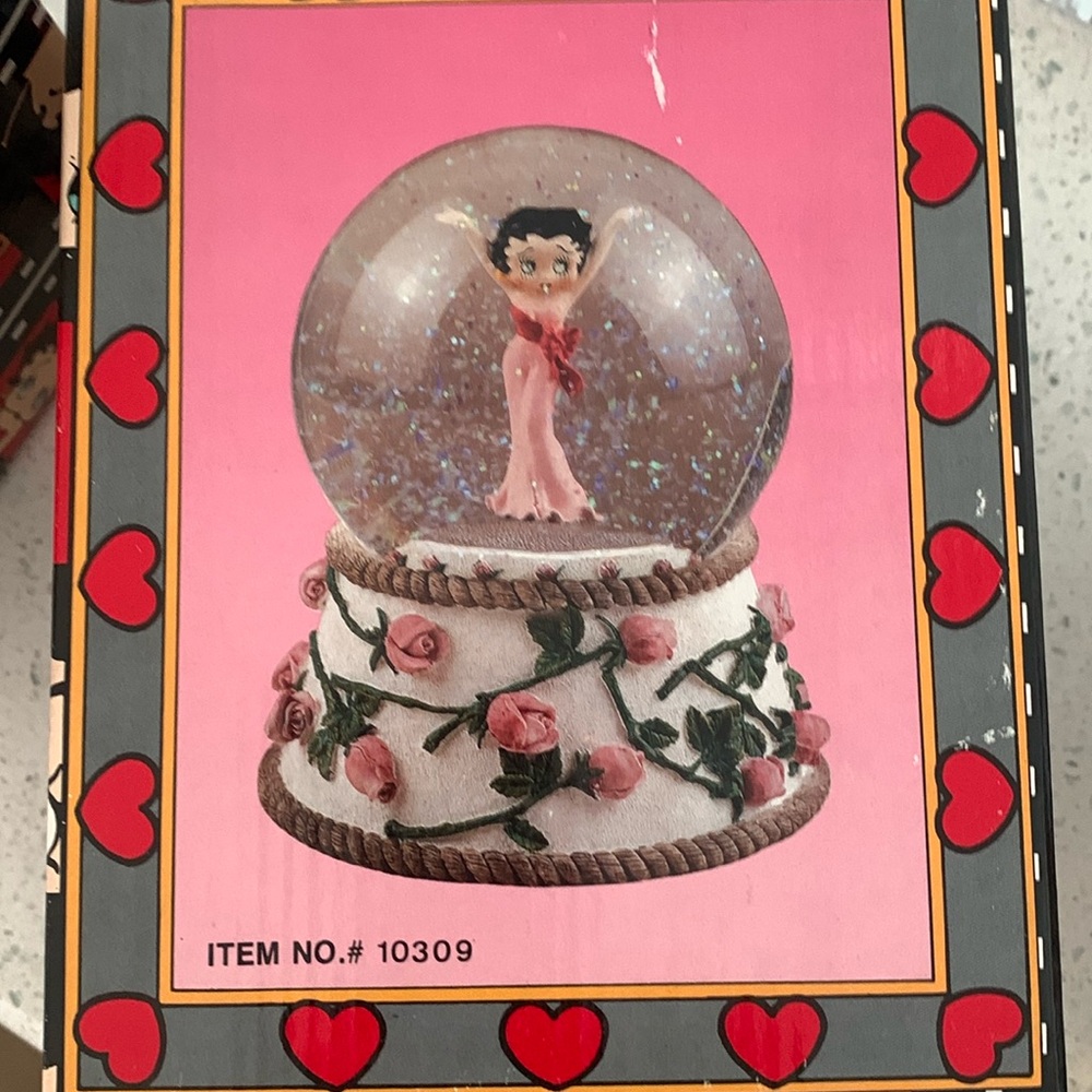 New never been out of Box! Betty Boop Bed of Roses Musical Snowglobe Retired